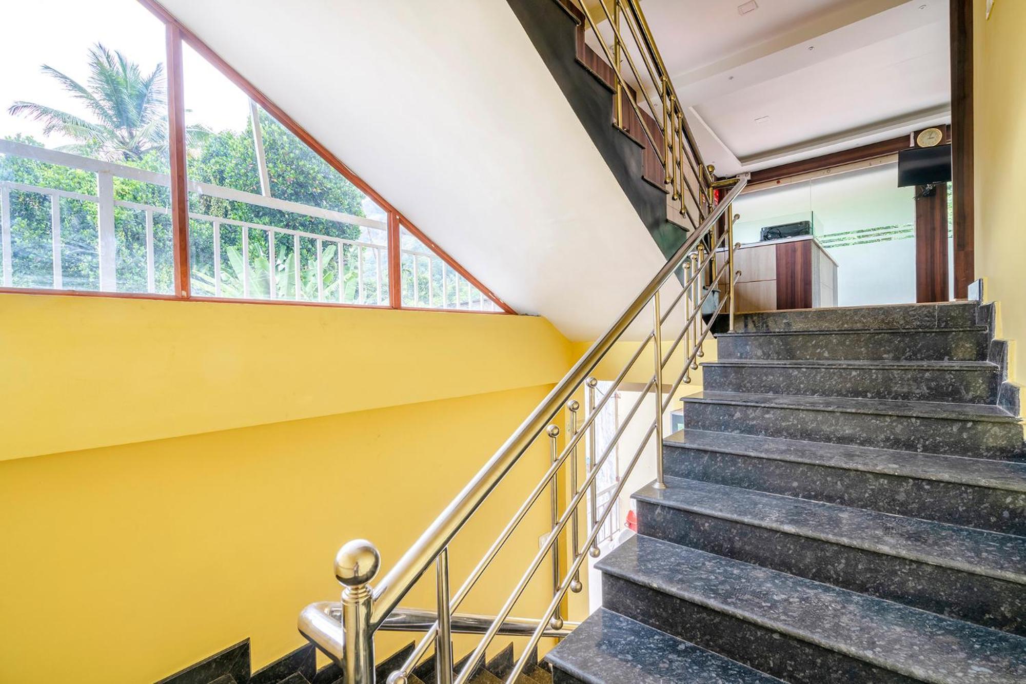 Fabhotel Abrigo Residency Anaviratty Exterior photo